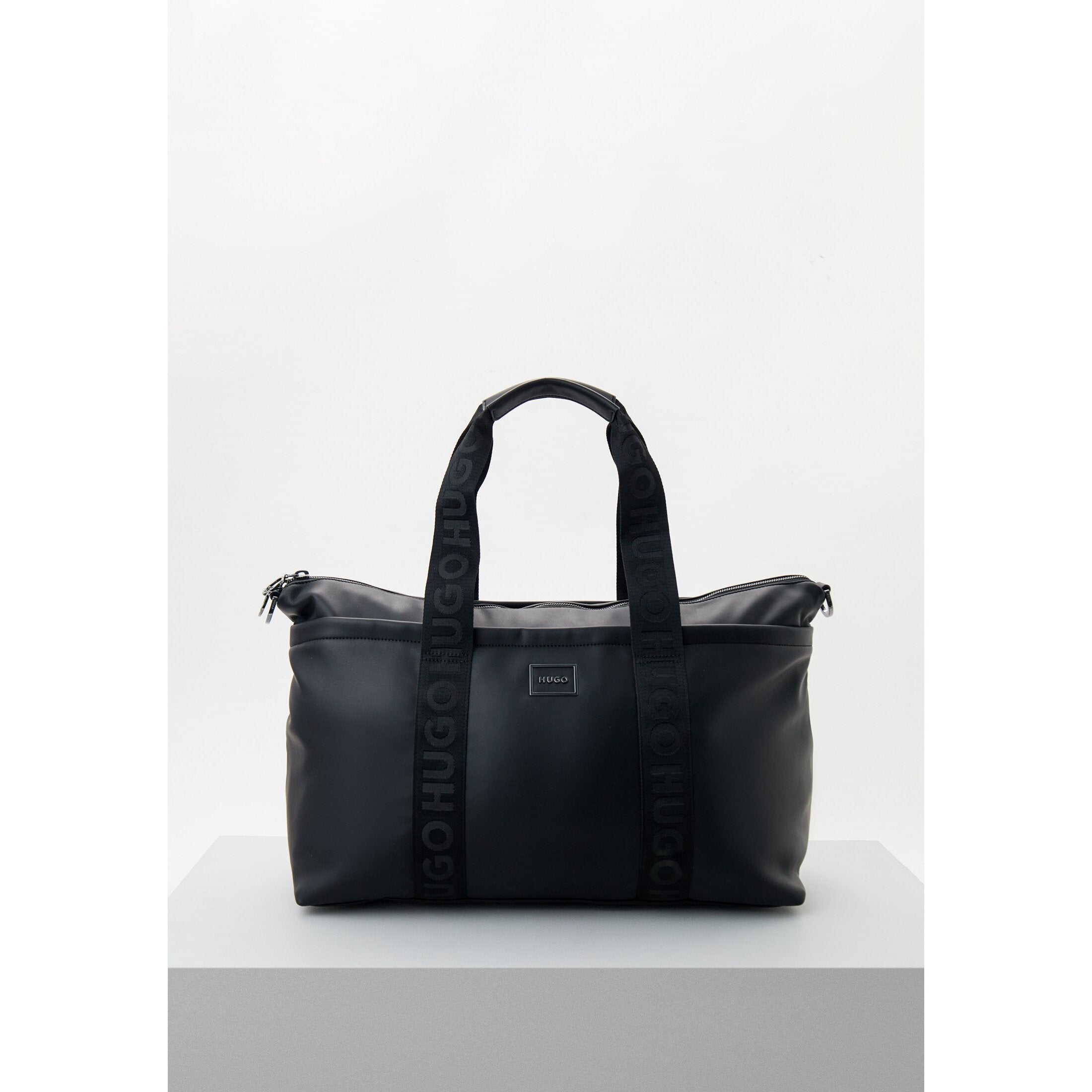 Elliott_Holdall 10241415 01